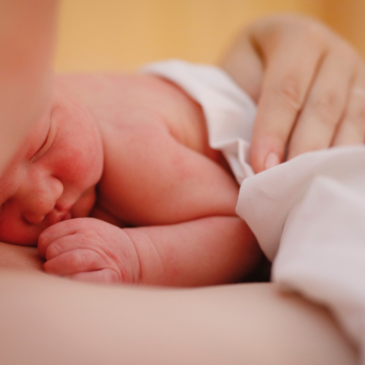 The positive impact of skin-to-skin contact between mothers and full-term babies
